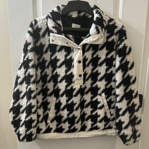 Lou & Grey Black and White Houndstooth Oversized Sherpa Sweatshirt